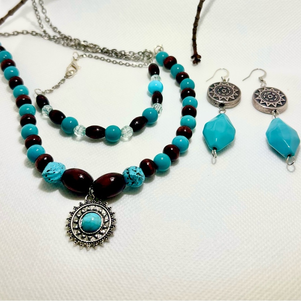 Gorgeous necklace and bracelet set.